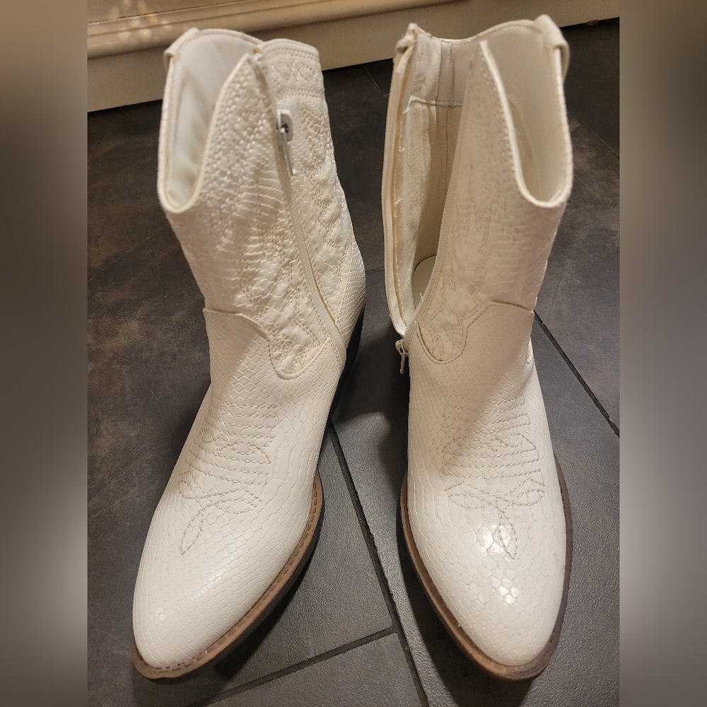 Coconuts by Matisse White Ankle Boots